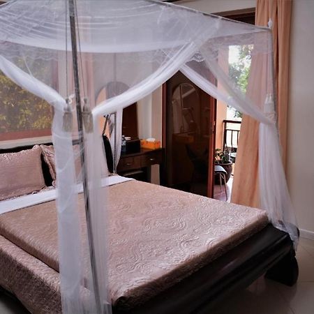 The Palms Beach Hotel And Restaurant Limited เอนเทบเบ้ ภายนอก รูปภาพ