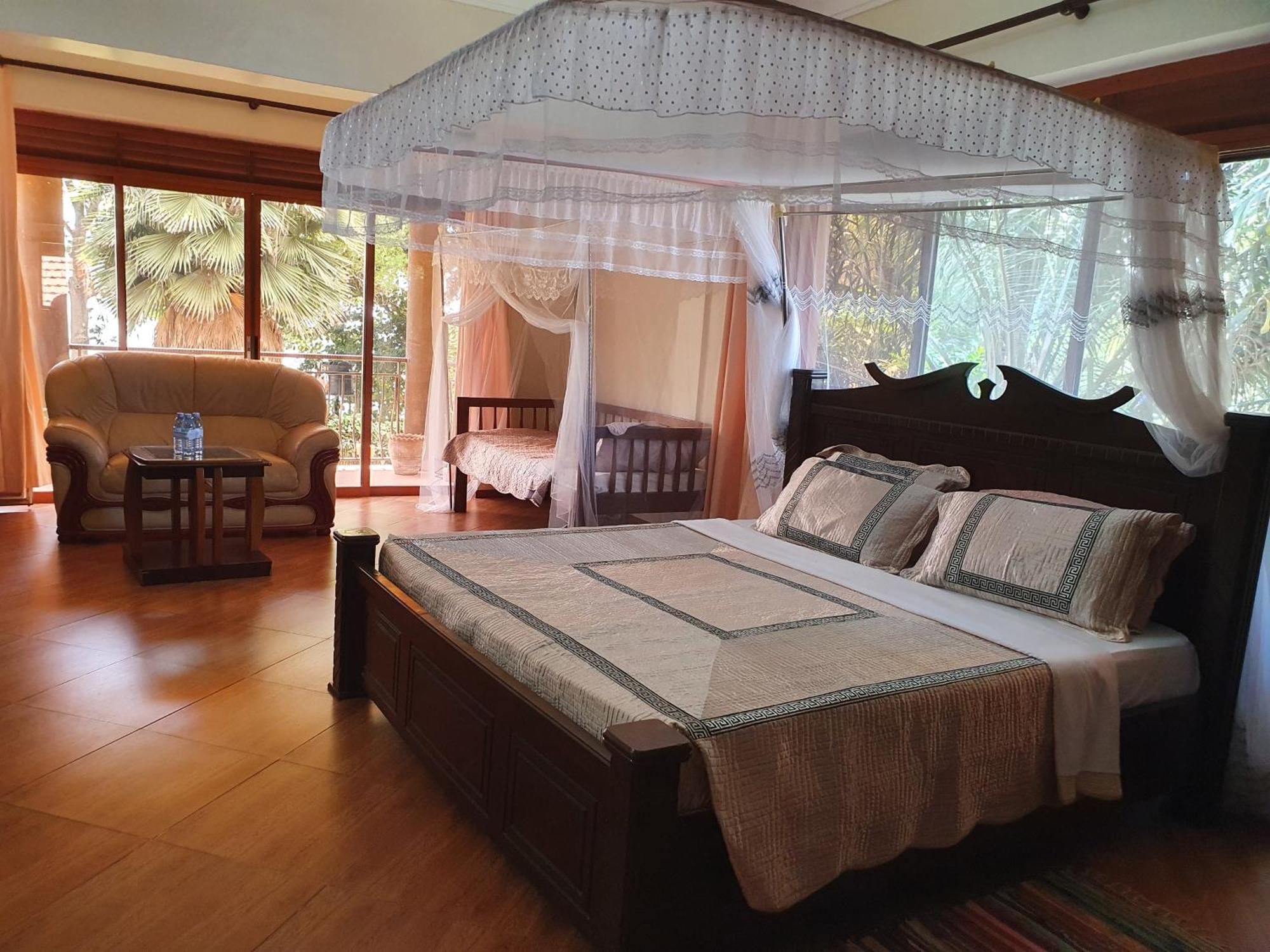 The Palms Beach Hotel And Restaurant Limited เอนเทบเบ้ ภายนอก รูปภาพ