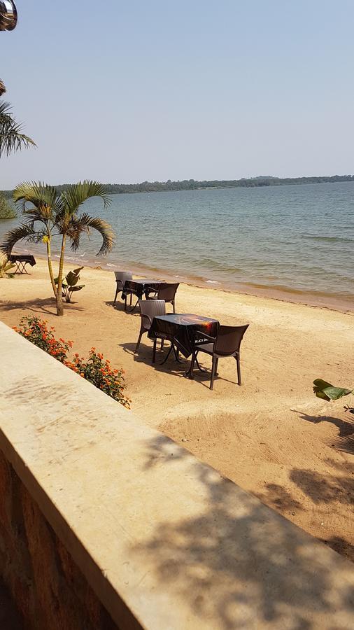 The Palms Beach Hotel And Restaurant Limited เอนเทบเบ้ ภายนอก รูปภาพ
