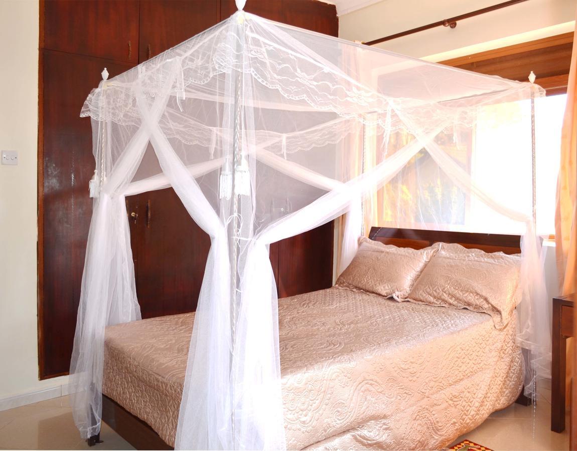 The Palms Beach Hotel And Restaurant Limited เอนเทบเบ้ ภายนอก รูปภาพ