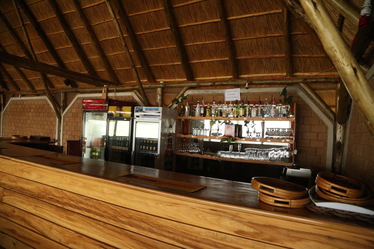 The Palms Beach Hotel And Restaurant Limited เอนเทบเบ้ ภายนอก รูปภาพ