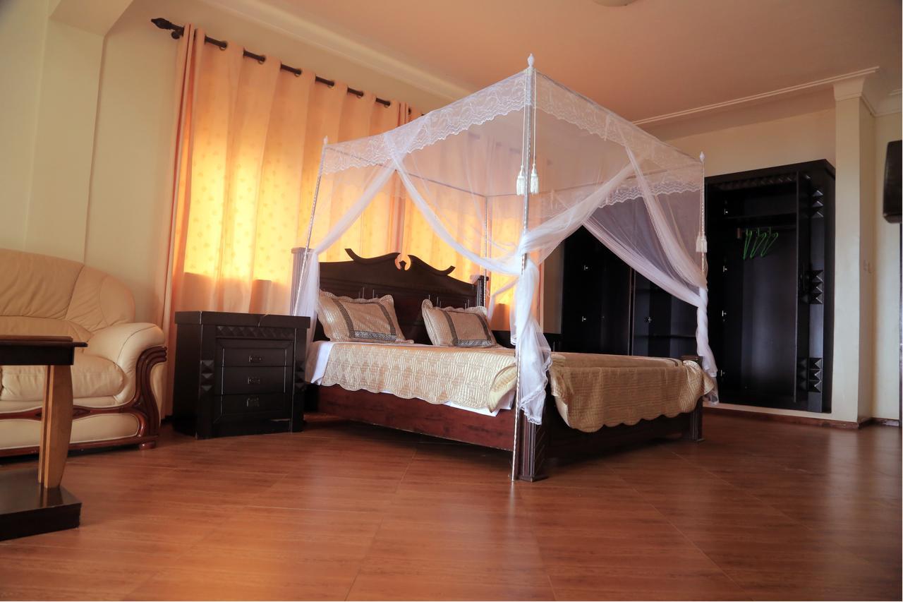 The Palms Beach Hotel And Restaurant Limited เอนเทบเบ้ ภายนอก รูปภาพ