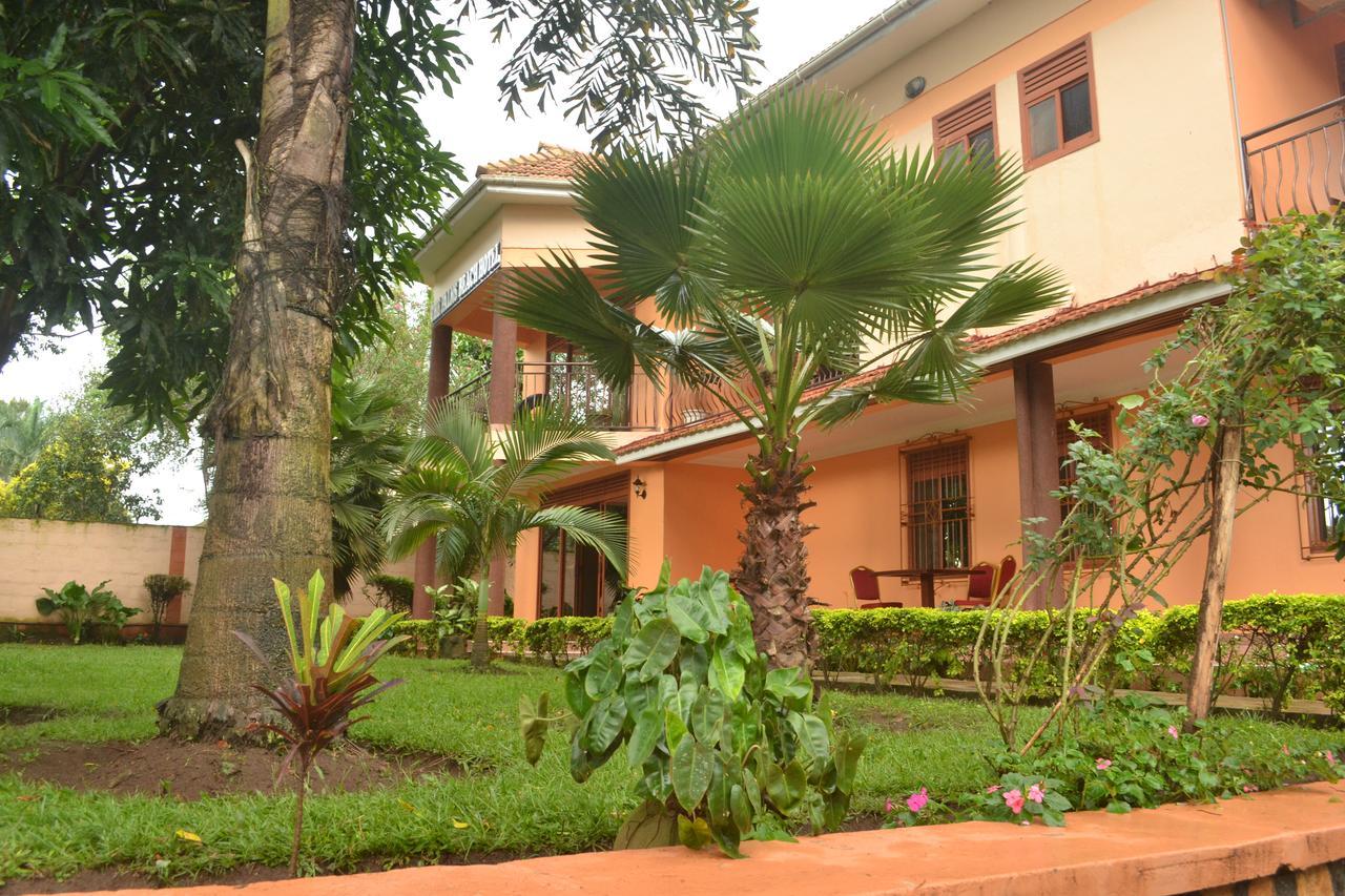 The Palms Beach Hotel And Restaurant Limited เอนเทบเบ้ ภายนอก รูปภาพ