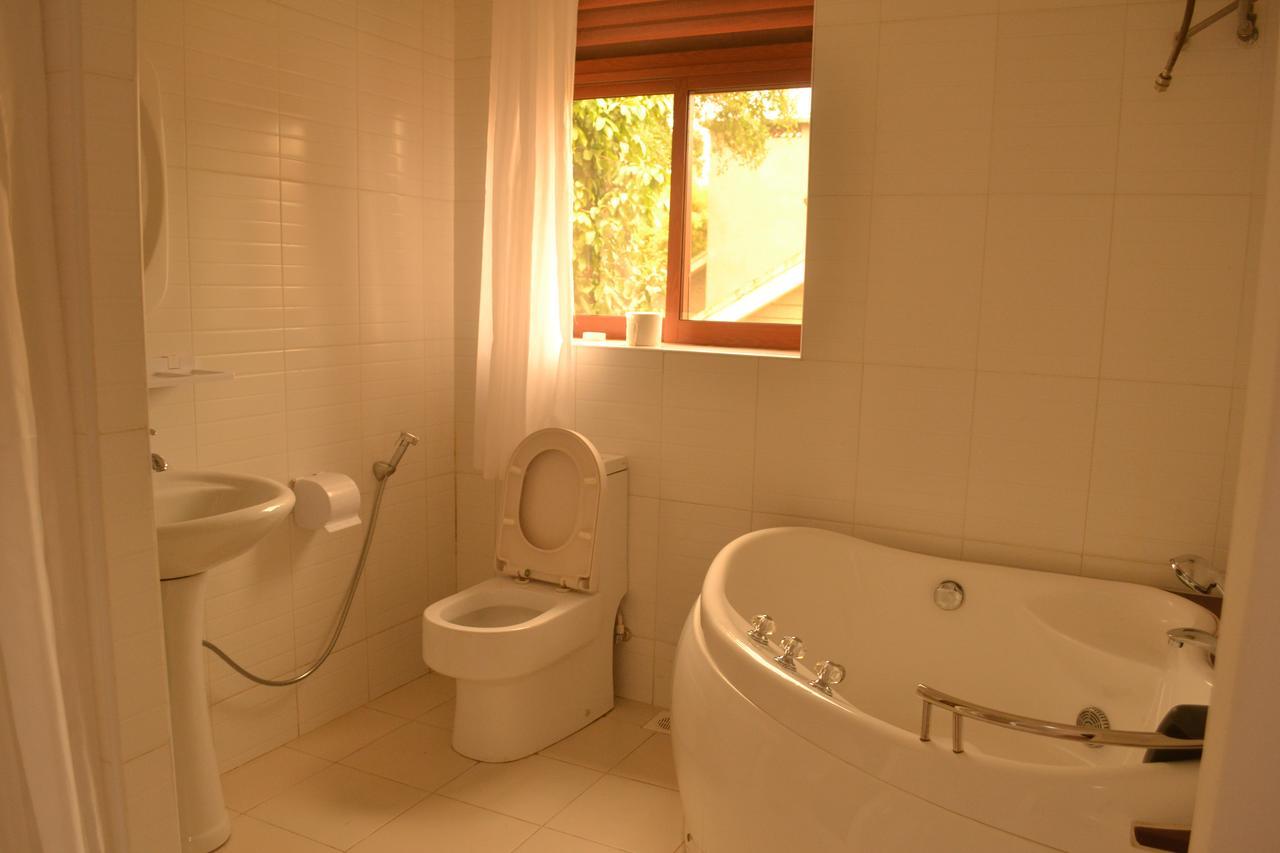 The Palms Beach Hotel And Restaurant Limited เอนเทบเบ้ ภายนอก รูปภาพ